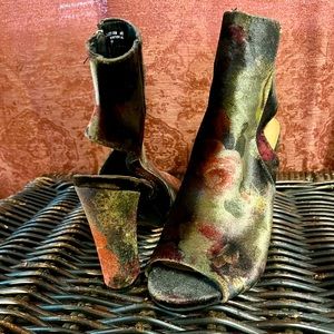 Bamboo: Velvet Victorian style platform shoes size 38M.